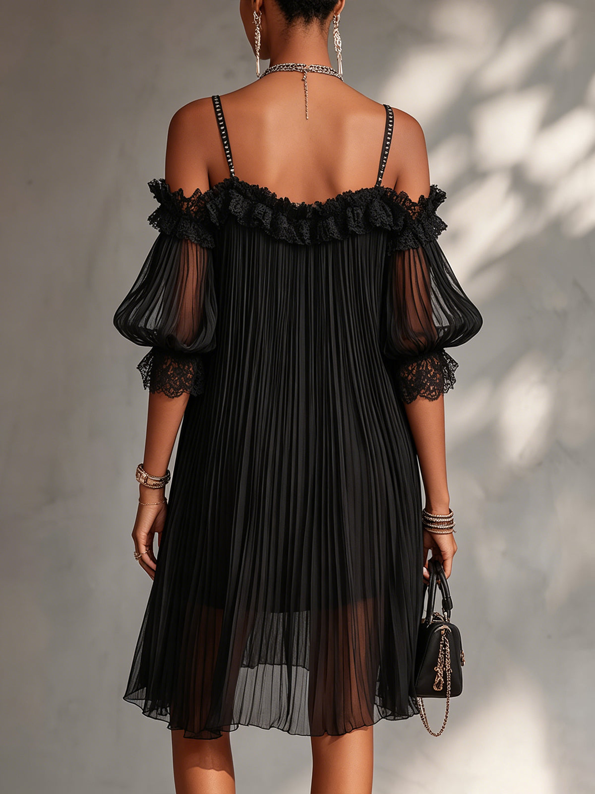 Laura | Minivestido negro, hombros al aire, ribete de encaje