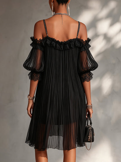 Laura | Minivestido negro, hombros al aire, ribete de encaje